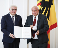 Verleihung des Bundesverdienstkreuzes an Amadeus Hempel